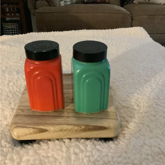 Vintage 1940’s McKee Roman Arch Salt & Pepper Red and Green Set - Picture 3 of 9